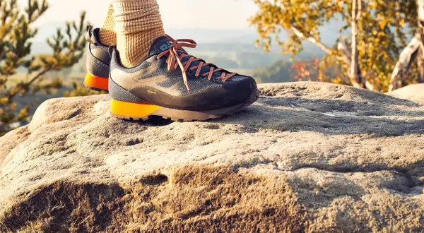 Idealne buty w Bieszczady? Te trekkingowe z pomarańczowymi akcentami zapewnią komfort na skalistym szlaku.