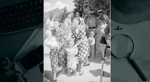 Kvinnor med barn, möjligen en del av en mormon-gemenskap som praktiserar månggifte, går förbi poliser.