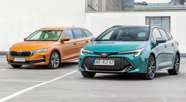 Pomarańczowa Skoda i zielona Toyota, dwa auta znane z tego, że są najmniej awaryjne.