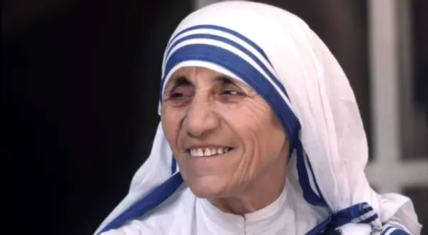 Porträt von Mutter Teresa, deren Lächeln trotz Kritik an ihrer Arbeit Wärme ausstrahlt.