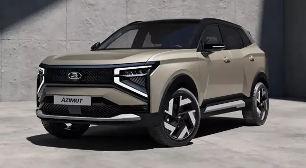 En modern, beige rysk bil, Lada Azimut, med futuristiska strålkastare och en distinkt grill står parkerad framför en betongvägg.