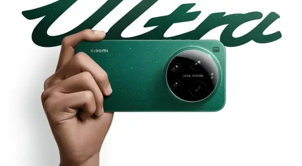 Mano che tiene uno smartphone Xiaomi verde scintillante con un modulo fotocamera Leica. La parola "Ultra" in verde brillante domina lo sfondo.