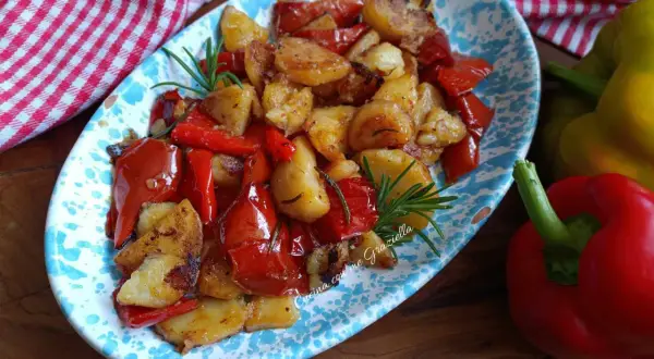 Patate e peperoni in padella, un contorno saporito e colorato, pronto per essere gustato.