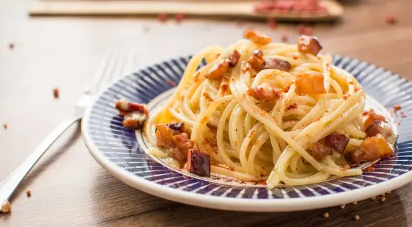 Carbonara jak z Rzymu: poznaj przepis na kremowy sos bez śmietany