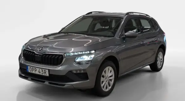 Grå Skoda Kamiq, modell 2023, med registreringsskylten OPP 43R. En bil som kan ha ett skoda kamiq problem, men ser fin ut på bilden.