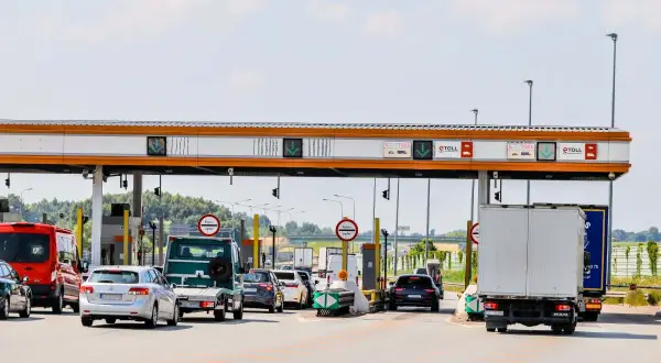 Kolejka samochodów na bramkach e-TOLL.