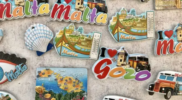 Magnesy z Malty i Gozo: autobusy, łodzie, termometry i mapa wysp. Idealne pamiątki, by pamiętać, co przywieźć z Malty.