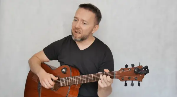 Najlepsze piosenki na gitarę akustyczną z chwytami dla początkujących
