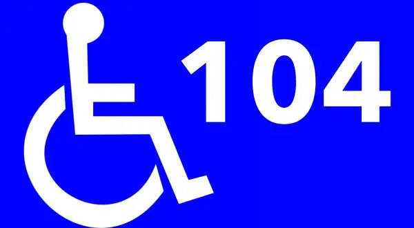 Simbolo di accessibilità con numero 104, riferimento alla revisione legge 104 art 3 comma 3.