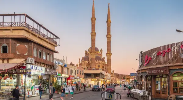 Tętniąca życiem ulica w Sharm El Sheikh z meczetem w tle. Turyści spacerują, robią zakupy. Czy w Sharm El Sheikh jest bezpiecznie? Tak, wygląda na to, że tak.