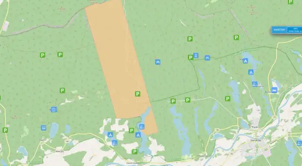 Mapa turystyczna Sudetów z zaznaczonymi parkingami i miejscami biwakowymi. Sprawdzamy, czy spanie w wiatach turystycznych w Sudetach jest dozwolone.