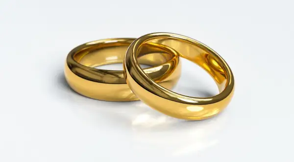 Dos anillos de oro brillante, como si el tiempo no hiciera que el oro se ponga negro.