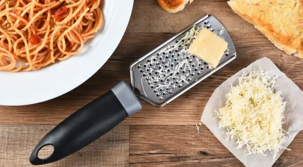 Spaghetti al pomodoro con Parmigiano Reggiano grattugiato, un classico del **consorzio Parmigiano Reggiano**.