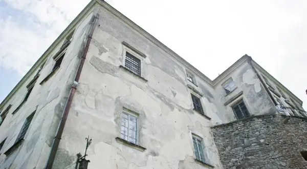 Edificio antiguo con el revoque deteriorado, necesita impermeabilizar muro exterior para protegerlo de la humedad.