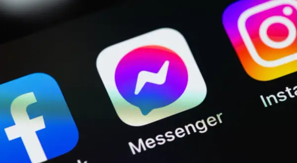 Ikona Messengera na ekranie telefonu. Dowiedz się, jak wyłączyć aktywność na Messengerze dla jednej osoby na telefonie, aby zachować prywatność.