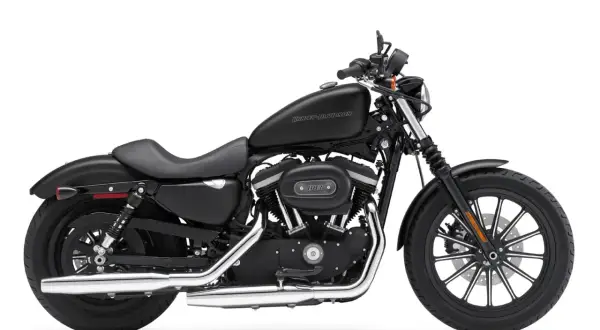 Czarny Harley-Davidson Sportster 883. Zastanawiasz się, jaki chopper jest najmniej awaryjny? Ten model to solidny wybór.