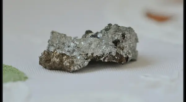 Błyszcząca, srebrzysta skorupa i złotawe wnętrze sugerują, że to nie meteoryt, a być może kawałek pirytu.