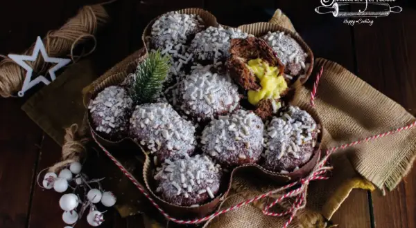 Delizioso danubio al cioccolato, soffice e ripieno di crema, decorato con zuccherini e un rametto di pino.