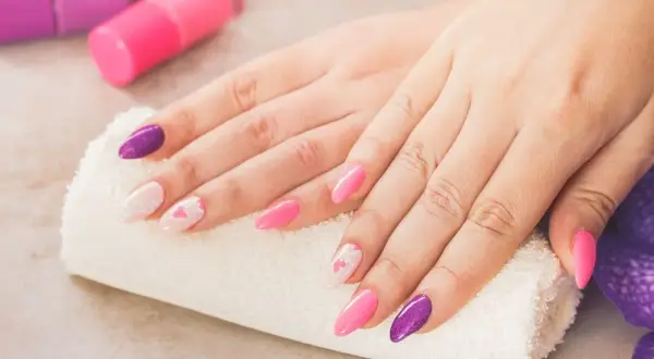 Manicure w ciąży: Piękne paznokcie bez obaw? Poznaj fakty