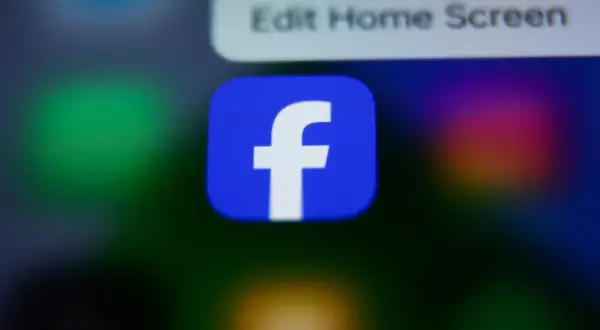 Ikona Facebooka na ekranie telefonu, obok opcji "Edit Home Screen". Gdzie są zaczepki na FB?