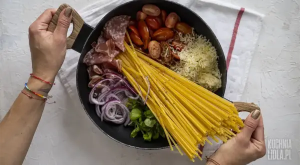 Spaghetti z warzywami z jednej patelni: Szybki obiad, zero zmywania