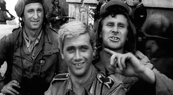 Czterej pancerni i pies obsada: Janek Kos, Gustaw, Olgierd i Szarik pozdrawiają widzów.