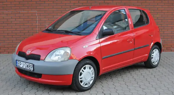 Czerwony Toyota Yaris 1.0, idealny do miasta. Zastanawiasz się, toyota yaris 1.0 ile oleju potrzebuje?