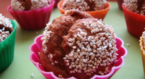 Pyszne muffinki bananowe w kolorowych foremkach, posypane chrupiącymi perełkami. Idealne na deser!
