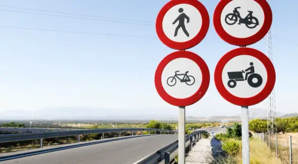Señales de tráfico que indican normas de seguridad vial: prohibido peatones, ciclomotores, bicicletas y tractores.