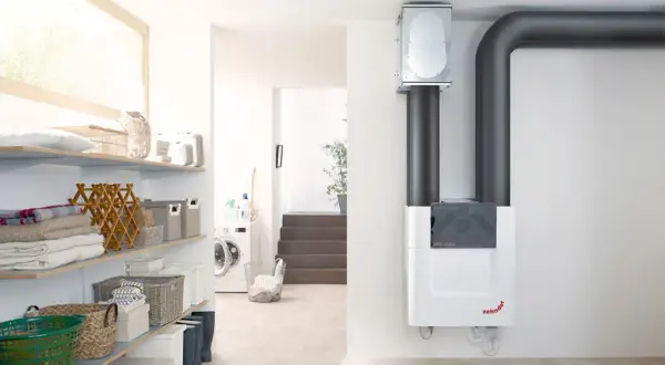 Moderne Lüftungsanlage sorgt für optimale 70 prozent luftfeuchtigkeit in der wohnung. Wäschekorb und Waschmaschine im Hintergrund.