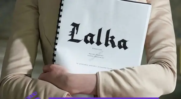 Osoba trzyma scenariusz filmu "Lalka" na podstawie powieści Bolesława Prusa.