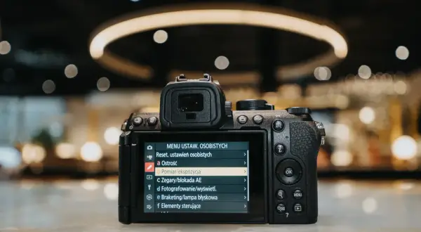 Tył nowoczesnego aparatu z menu ustawień osobistych. To mój pierwszy aparat, który pozwala mi zgłębiać tajniki fotografii.