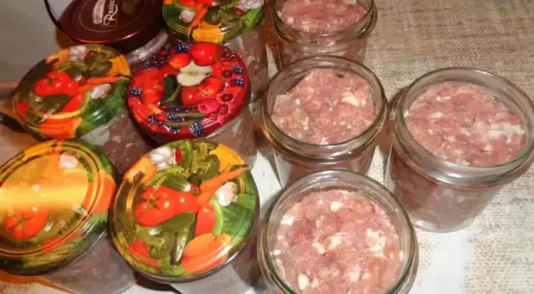 Słoiki z mielonym mięsem, gotowe do pasteryzacji. To pierwszy krok, jak zrobić kiełbasa w słoiku z galaretką.