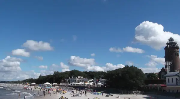 Kołobrzeg plaża wschodnia czy zachodnia – która jest lepsza dla rodzin?
