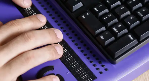 Komputery dla niewidomych: Jak zyskać niezależność dzięki technologii