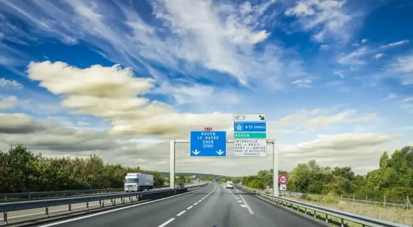 Czy autostrady we Francji są płatne? Odkryj ukryte koszty podróży
