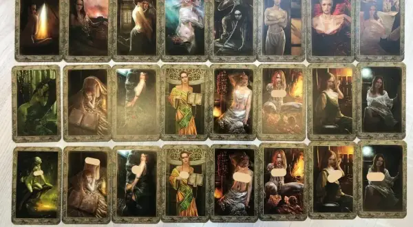 Karty romansu z Wiedźmina 1: mroczne, nastrojowe ilustracje kobiet, niektóre w intymnych scenach.