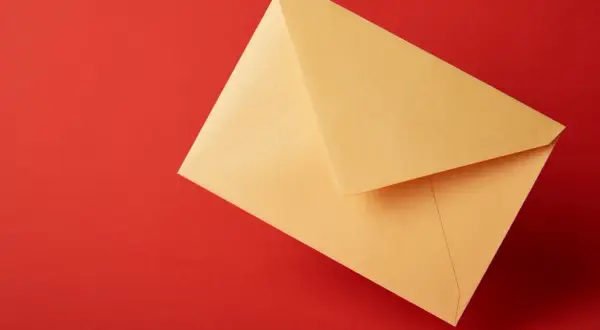 Busta gialla su sfondo rosso. Potrebbe contenere un secondo accesso ufficiale giudiziario sfratto.