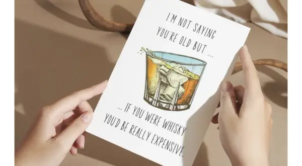 Męskie kartki urodzinowe dla faceta śmieszne. Kartka z whisky i zabawnym tekstem: "Nie mówię, że jesteś stary, ale gdybyś był whisky, byłbyś bardzo drogi.