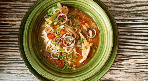 Aromatyczna zupa pho z kurczakiem, z makaronem ryżowym, cebulą, chili i szczypiorkiem. Idealny przepis na rozgrzewający posiłek.