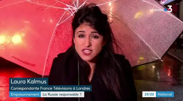 Laura Kalmus, journaliste à Londres, sous un parapluie rouge, parle d'empoisonnement. Ses origines et celles de ses parents sont inconnues.