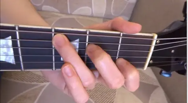 Krajka chwyty na gitarę - najprostsze akordy i bicia do nauki