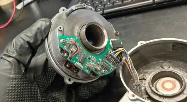 Napęd elektryczny zamiast szarpaka. Widoczny rozrusznik z płytką drukowaną i przewodami, trzymany w rękawiczce.