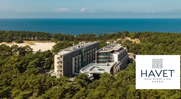 Nowoczesny hotel Havet Resort & Spa otoczony lasem, z widokiem na morze.