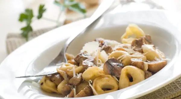 Jakie dodatki do tortellini z grzybami podkreślą ich smak?