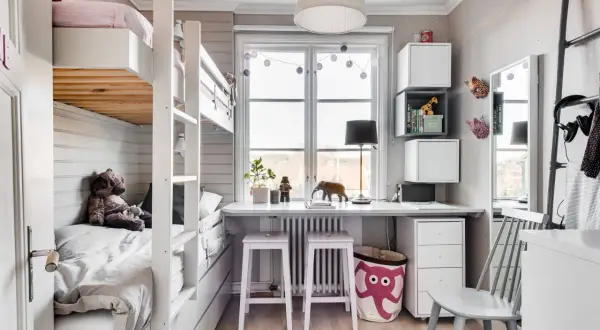 Ein gemütliches kleines Kinderzimmer einrichten mit Etagenbett, Schreibtisch und Spielzeug.