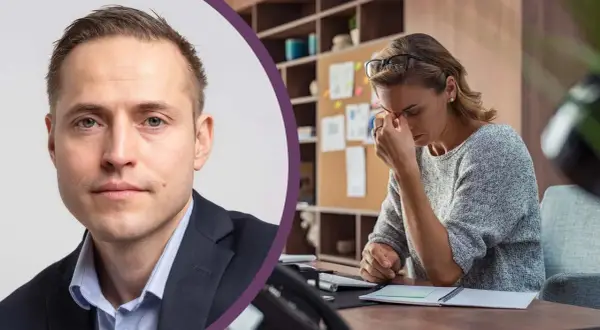 Man i kostym ser bekymrad ut. Kvinna vid skrivbordet gnuggar sig i ögonen, kanske efter negativ kritik.