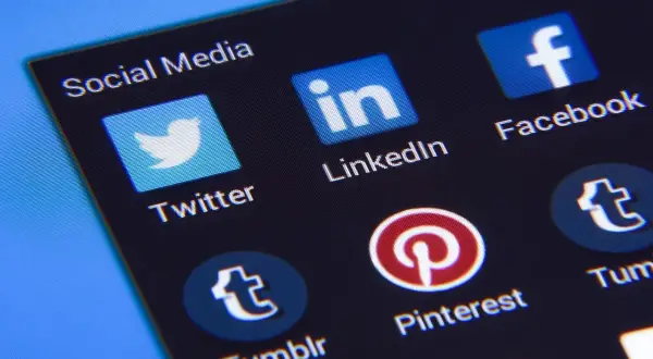 Ikony aplikacji społecznościowych: Twitter, LinkedIn, Facebook, Pinterest, Tumblr. Chcesz wiedzieć, jak ukryć status na Facebooku?
