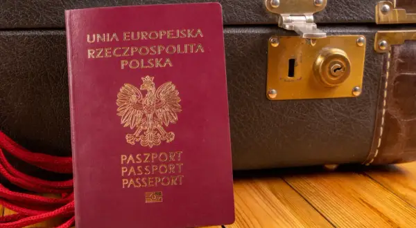 Czerwony paszport RP i walizka. Czy do Czarnogóry potrzebny jest paszport? Tak, jeśli nie jesteś obywatelem UE.