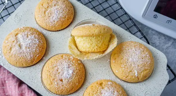 Leckere Muffins, frisch aus dem Thermomix, mit Puderzucker bestäubt.